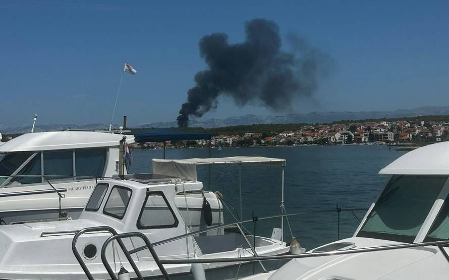 VIDEO Izbio požar na deponiju, gusti crni dim širi se Zadrom