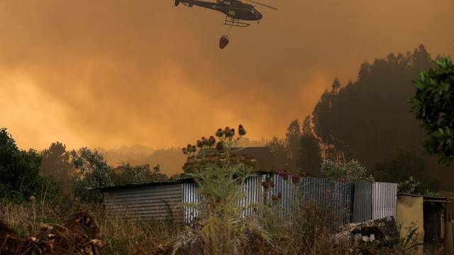 A wildfire continues, in Leiria