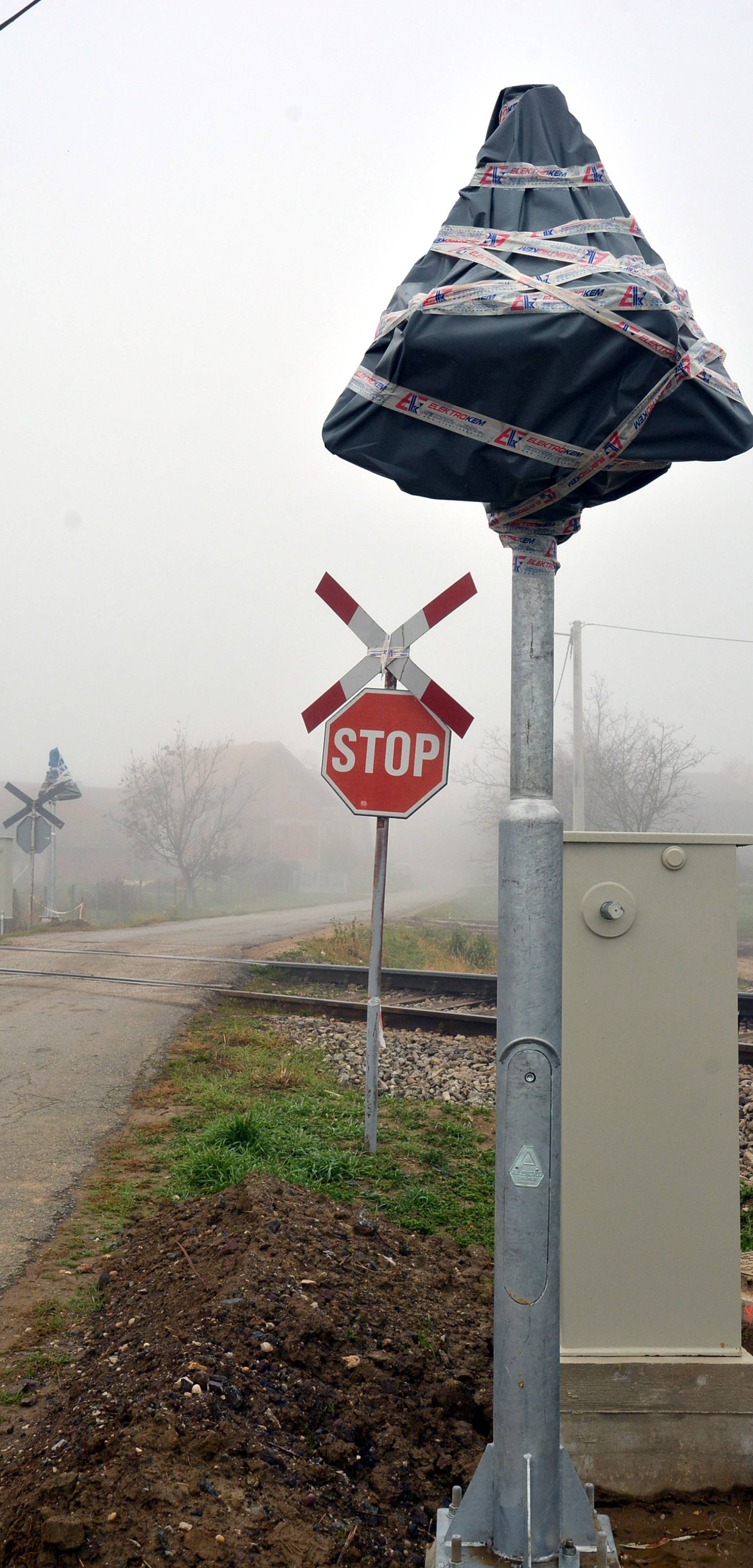 Vlak smrskao kombi u magli: Vozača (25) prevezli u bolnicu