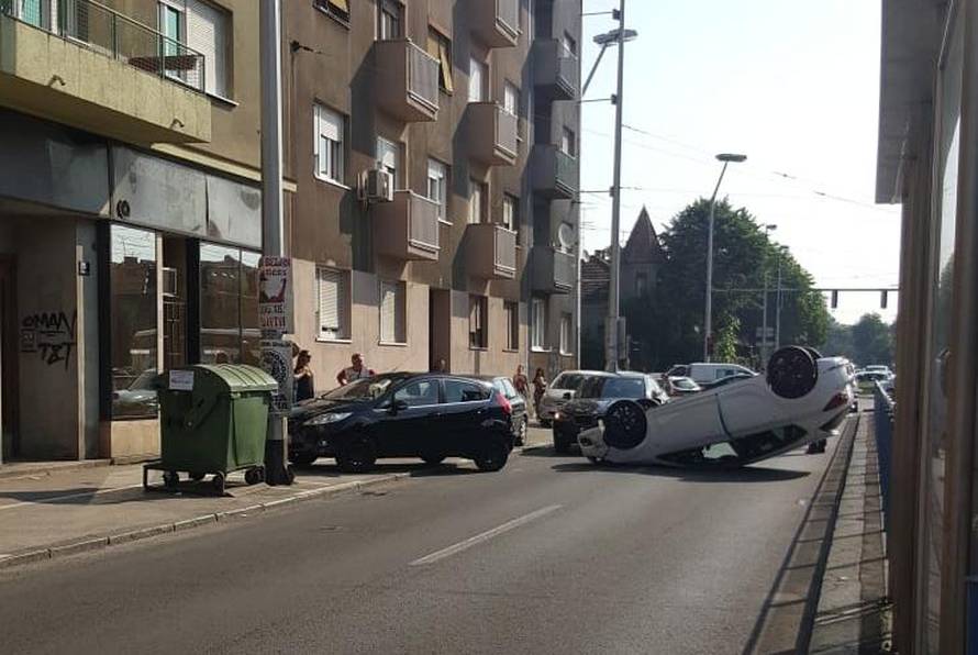 Sudarila se tri auta u Zagrebu:  Jedan od njih završio na krovu