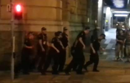 Nisu uvijek tako ozbiljni: Policajci zaplesali na ulici