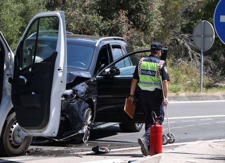 Šibenik: Sudar automobila i vozila saniteta kod Morinjskog mosta, šest osoba prevezeno u bolnicu 