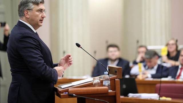 Zagreb: Svi zastupnici digli su tablice replike kada je premijer stao za govornicu