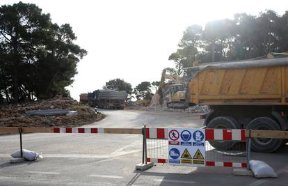 Bagerom prešao preko zaostale mine: Oštećeno je šest auta...