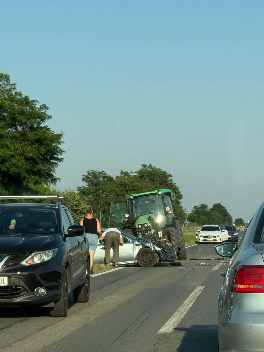 FOTO Sudarili se auto i traktor kod Valpova: 'Izgledalo je baš loše, svi su izašli pomagati...'