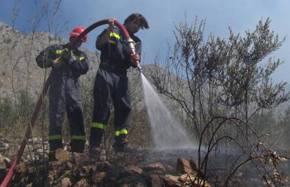 Vatrogasci i kanaderi su ugasili požare kod Splita