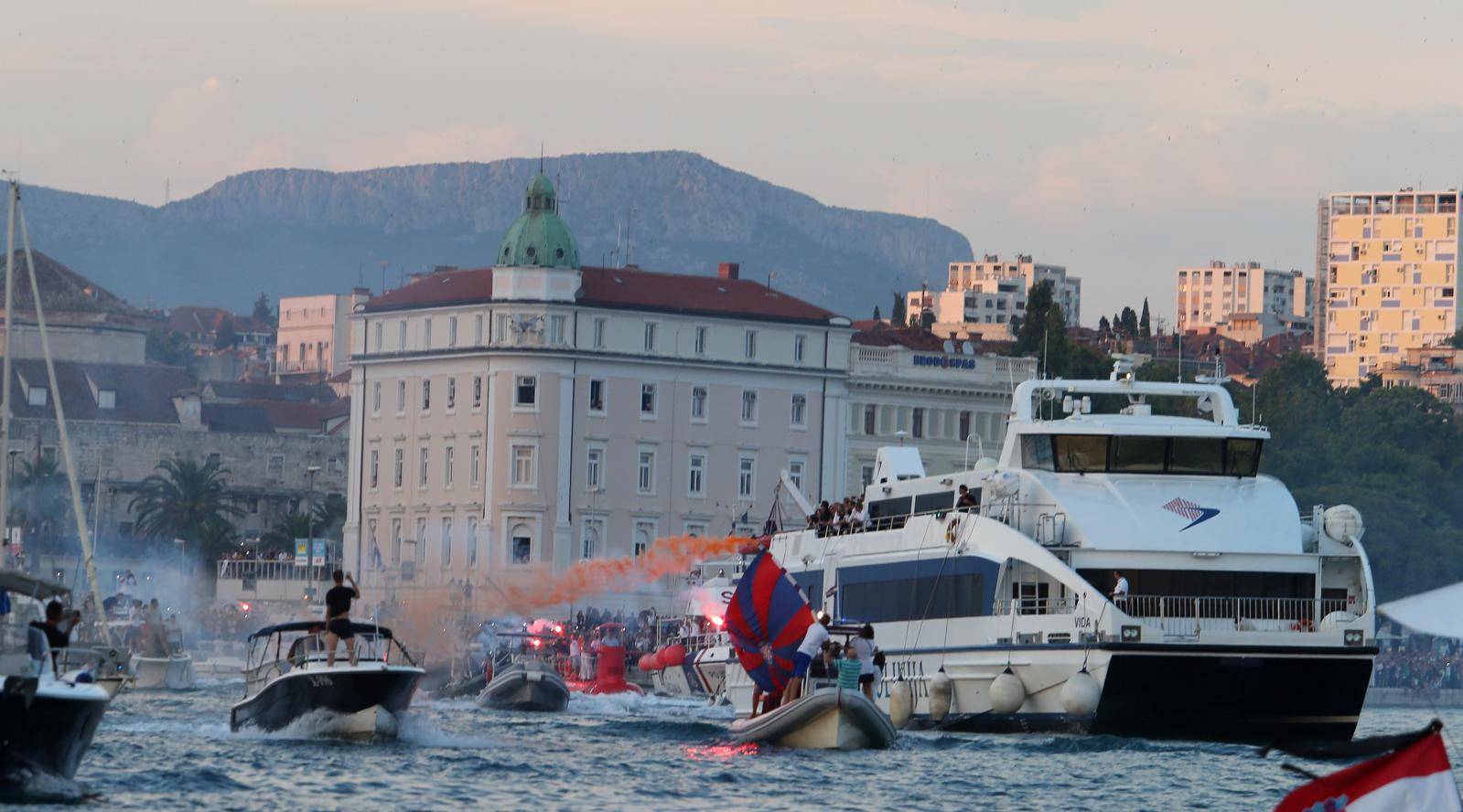 Oliverov ispraćaj do rodne Vela Luke: Pratile ga stotine brodica