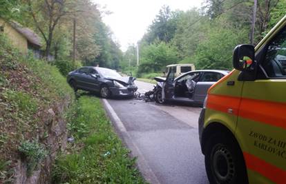 Sudarila se dva automobila u Karlovcu, dvoje ljudi ozlijeđeno