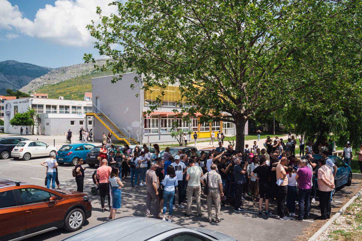 Učiteljici u školi u Splitu otkaz jer je ukazivala na vršnjačko nasilje: Pred školom prosvjed