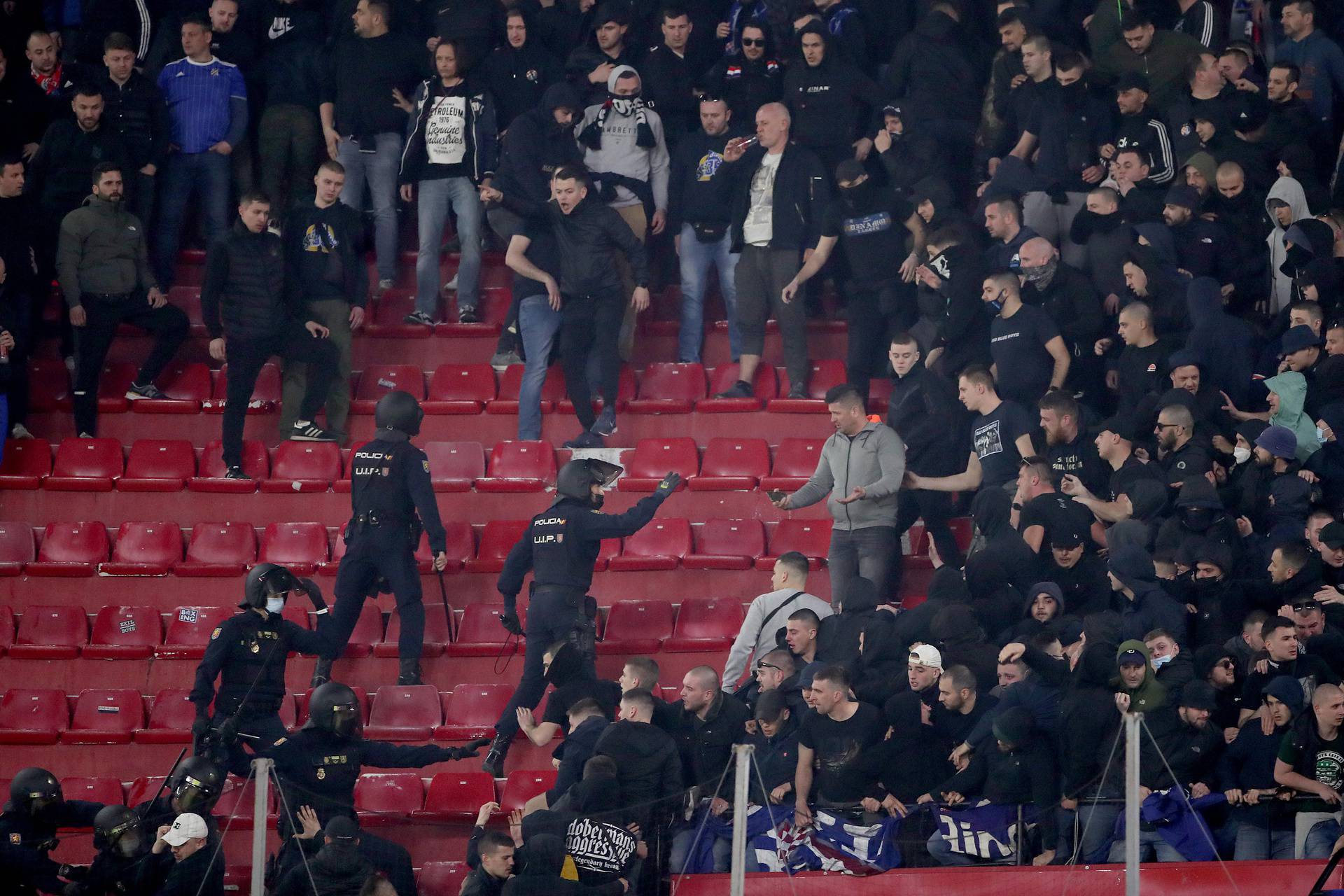 Sevilla: Specijalna policija intervenirala na utakmici GNK Dinamo - FC Sevilla