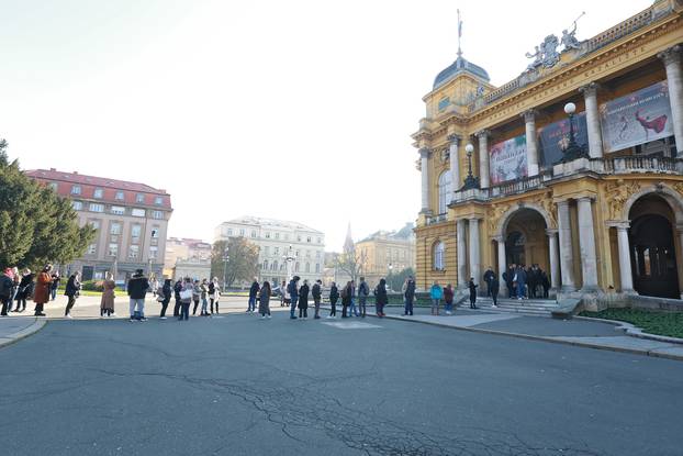 Velike gužve ispred HNK: Krenula prodaja ulaznica za Orašara