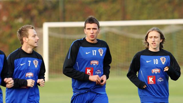 Mandžukić ostaje u nogometu, što mu nude klubovi i(li) HNS?