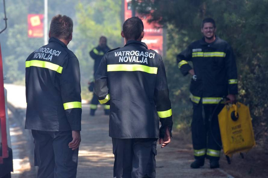 PoÅ¾ar kod Novalje nakon cijele noÄi stavljen pod kontrolu