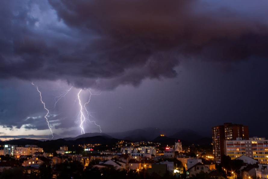 Kaos na ulicama Zagreba: Auto završio u rupi, tramvaj izletio iz tračnica, vjetar bacao kontejner
