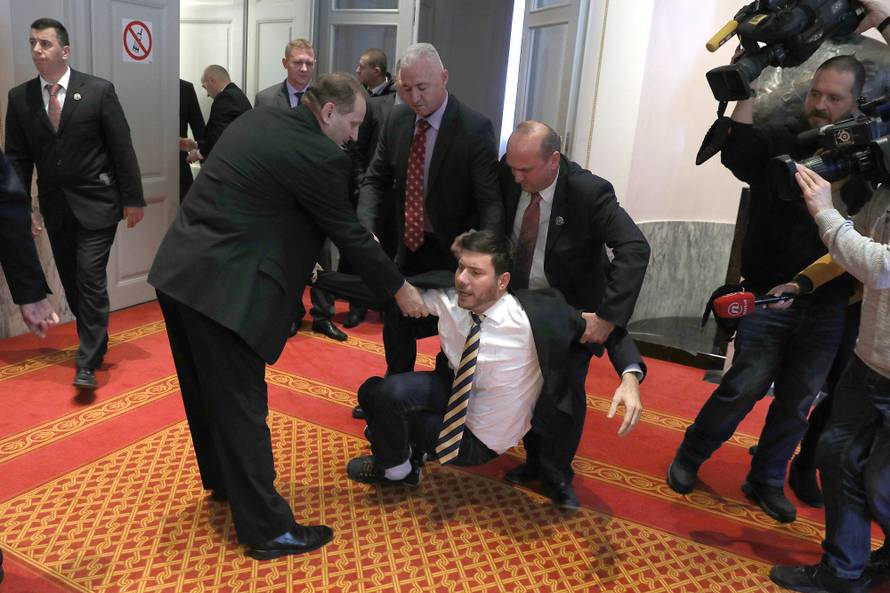 Culej  opsovao i  napao Pernara: 'Balavac jedan, sram te bilo!'