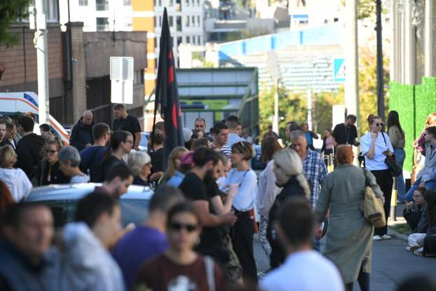 Student štrajka glađu već sedmi dan u pritvoru, građani se okupili ispred Centralnog zatvora u Beogradu gdje je priveden