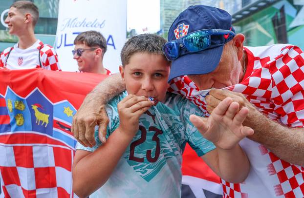 SP 2026 Toronto: Ispred Hotela Delta zajedničko fotografiranje odradili su hrvatski i portugalski navijači