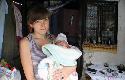 Mlada obitelj živi bez struje: Bebu mora kupati uz svijeću