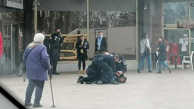 VIDEO Drama u Virovitici: Bez maske ušao u banku i snimao, policija ga oborila i privela