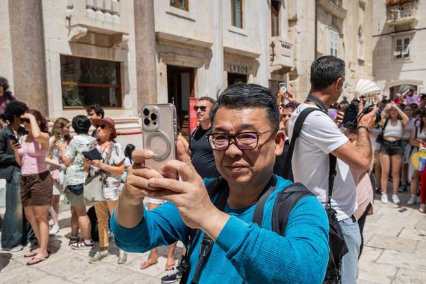Split: Povijesna smjena straže na Peristilu oduševila brojne turiste