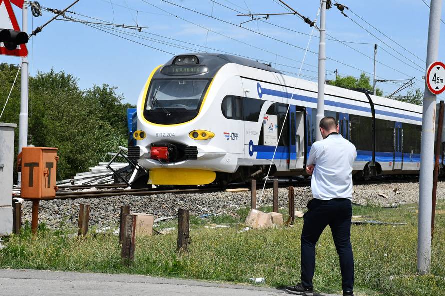 Vozač koji je poginuo u naletu vlaka kod Sl. Broda nije stao na zvučnu i svjetlosnu signalizaciju