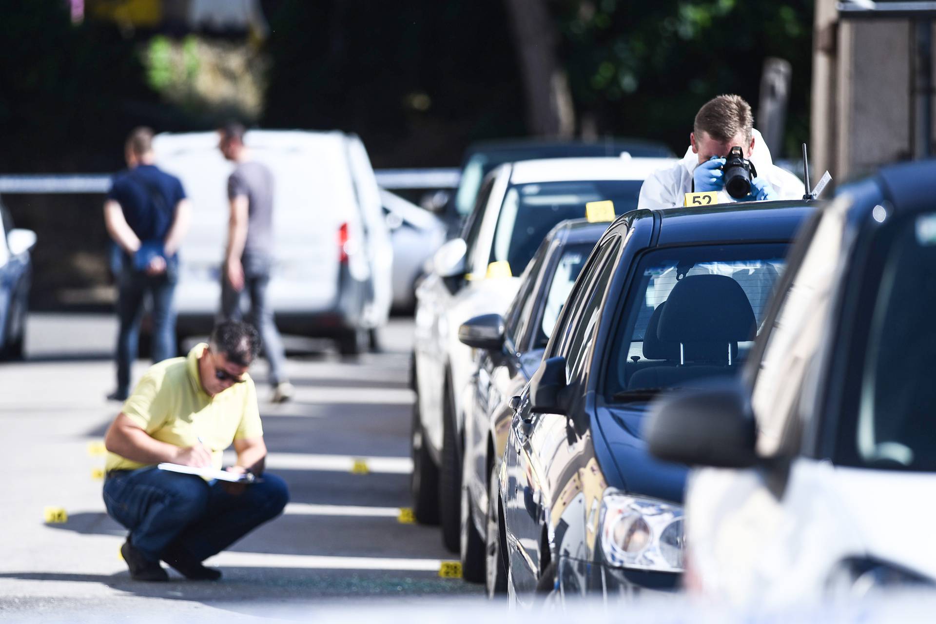 Zagreb: U Pregradskoj ulici na Trešnjevci nekoliko vozila oštećeno je u eksploziji, očevid u tijeku