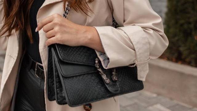 Muškarci, pogledajte u torbicu ženi koja vam se sviđa: Veličina i sadržaj otkrivaju puno o njoj