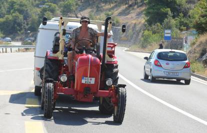 Nijemac koji traktorom putuje po obali stigao je u Primošten