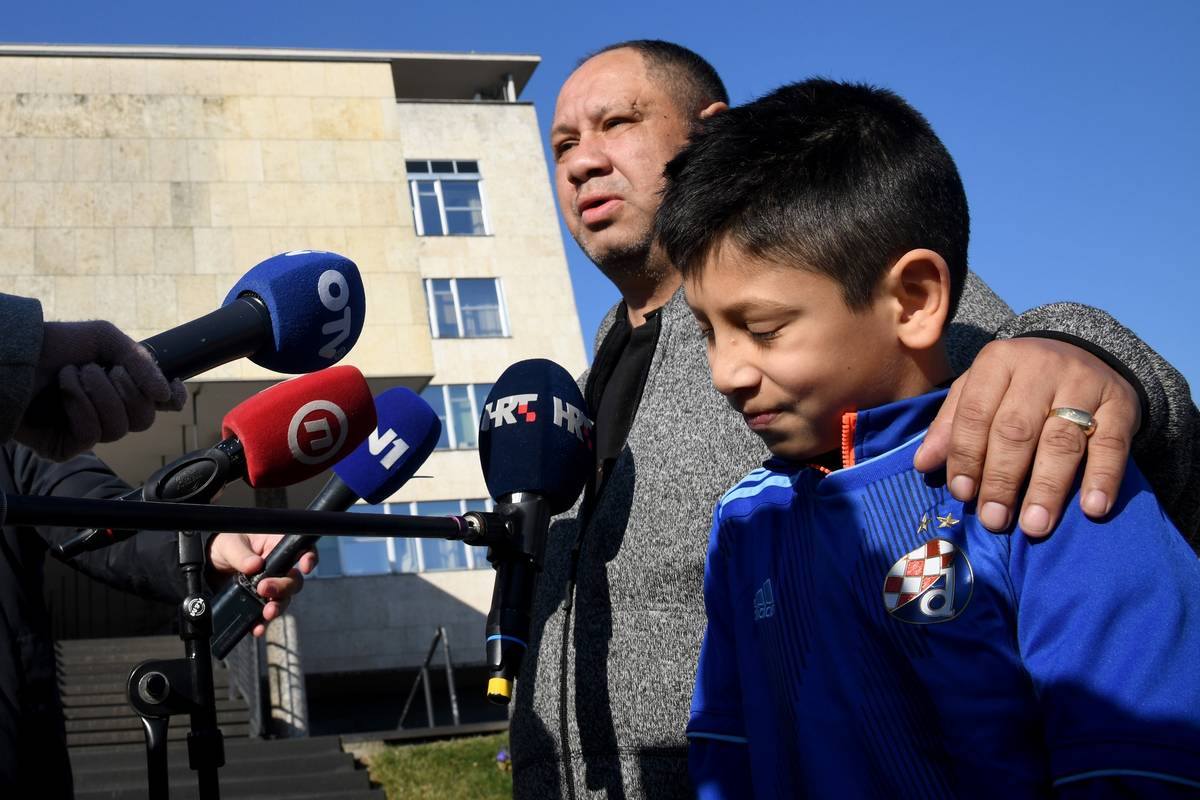 Bandićevo kumče Kristijan i otac Ahmet zapalili svijeću: 'Puno je Milan učinio za nas Rome'