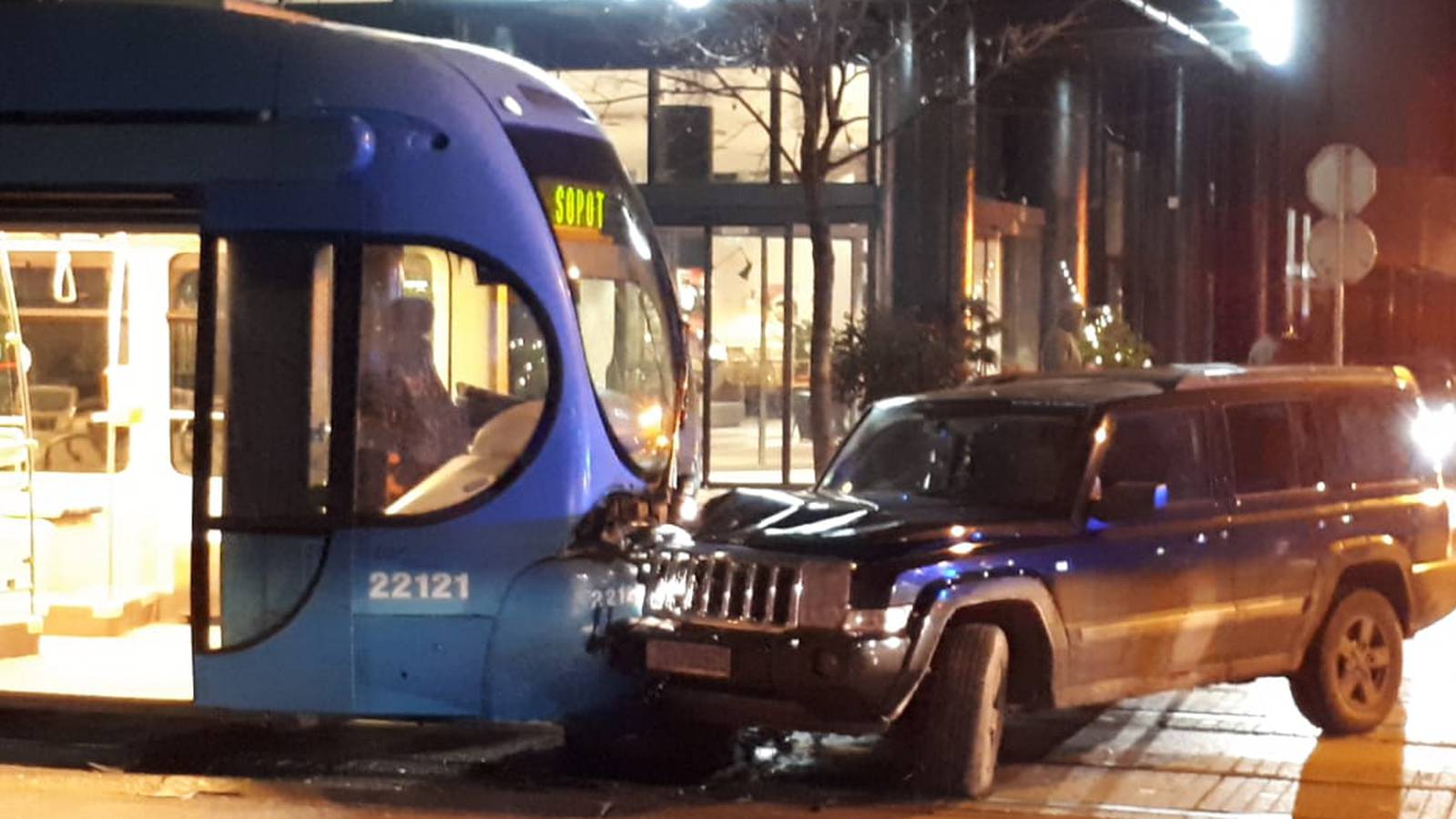 Zagreb: Sudar auta i tramvaja, srećom samo materijalna šteta