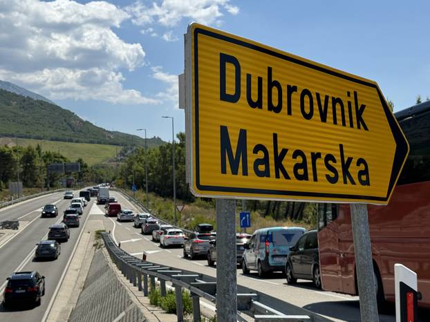 Kilometarska kolona u pravcu Makarske
