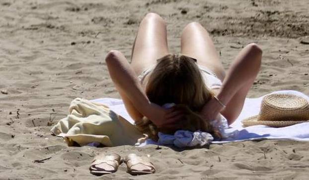 Split: Sunčanje na Bačvicama.