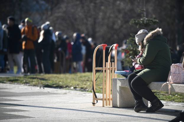 Zagrepčani pohrlili na Sljeme, veliki redovi za žičaru 