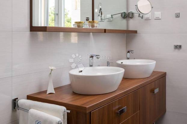 FOTO Ova luksuzna vila kod Šibenika ima čak dva bazena, a prodaje se za 5 milijuna eura