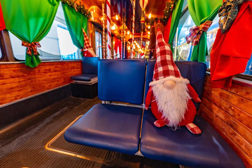 Osječani žive blagdansku bajku: Čarobni tramvaj stigao je u njihovo božićno selo