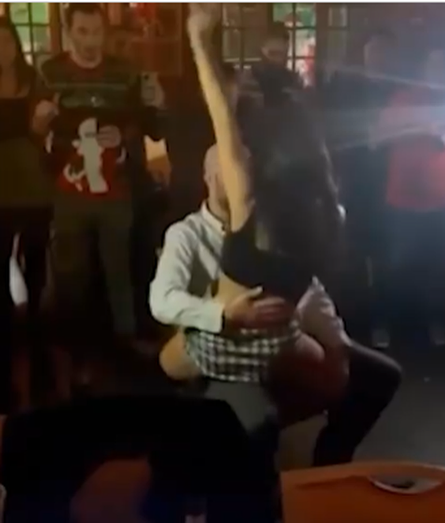 VIDEO Policajka plesala u krilu svome šefu, iscurila snimka: 'Tata, žao mi je, ovo je greška'