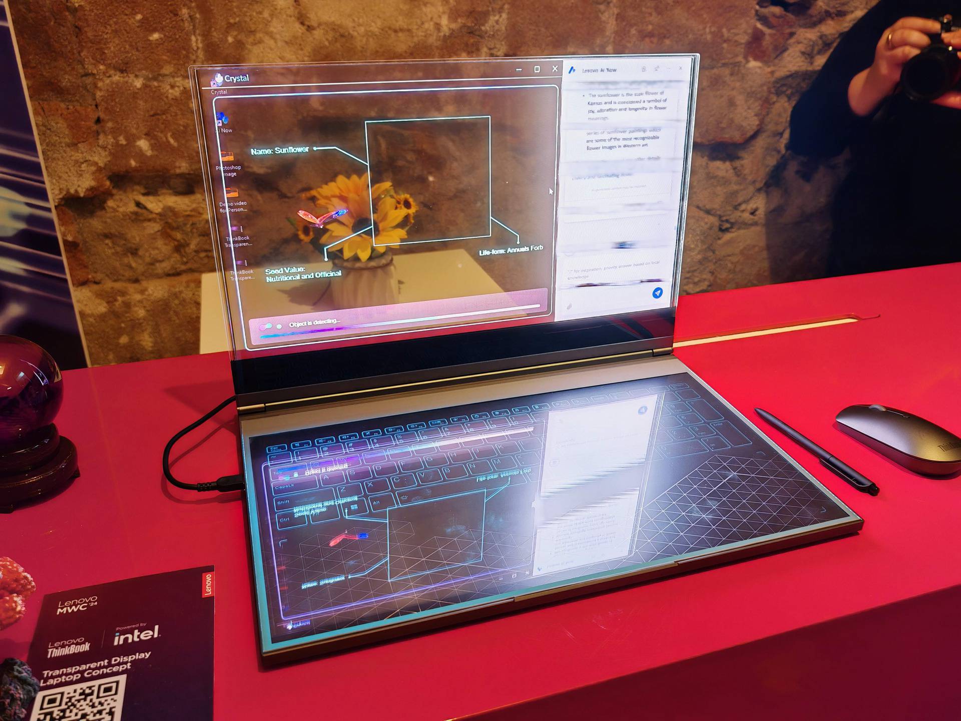 VIDEO Laptop iz budućnosti: Na MWC-u smo isprobali Lenovo s potpuno prozirnim ekranom