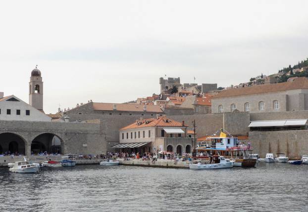 Dubrovnik ljeti, tisuće posjetitelja, ali i bogata ponuda za svakoga
