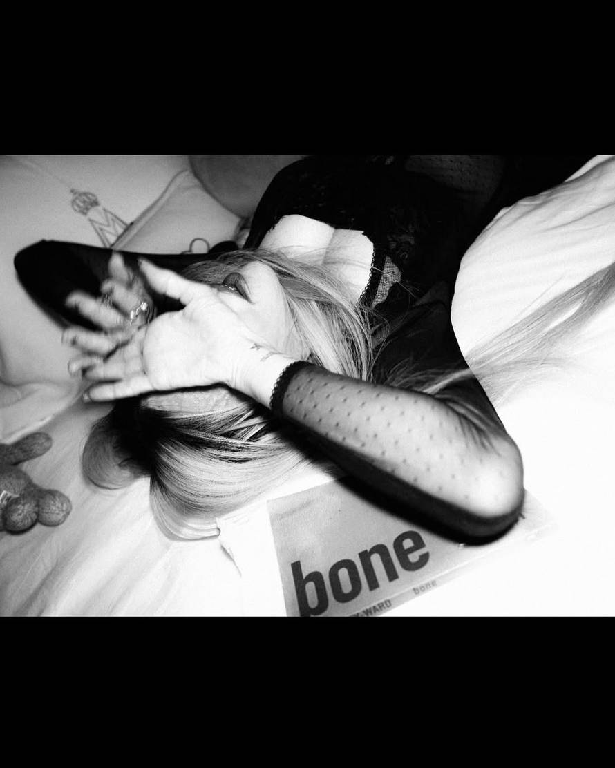 Madonna se uvija po krevetu u seksi kombinaciji: Društvo su joj pravili Pikachu i drugi plišanci...