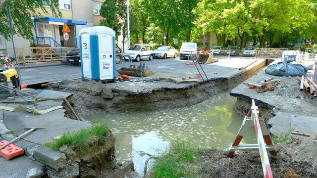 VIDEO Dio Novog Zagreba bio bez vode: 'Ovako nije bilo ni za vrijeme Tita. Pa sve okolo pliva'