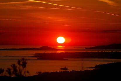 Sve nijanse crvene: Prekrasan zalazak sunca u Malom Lošinju