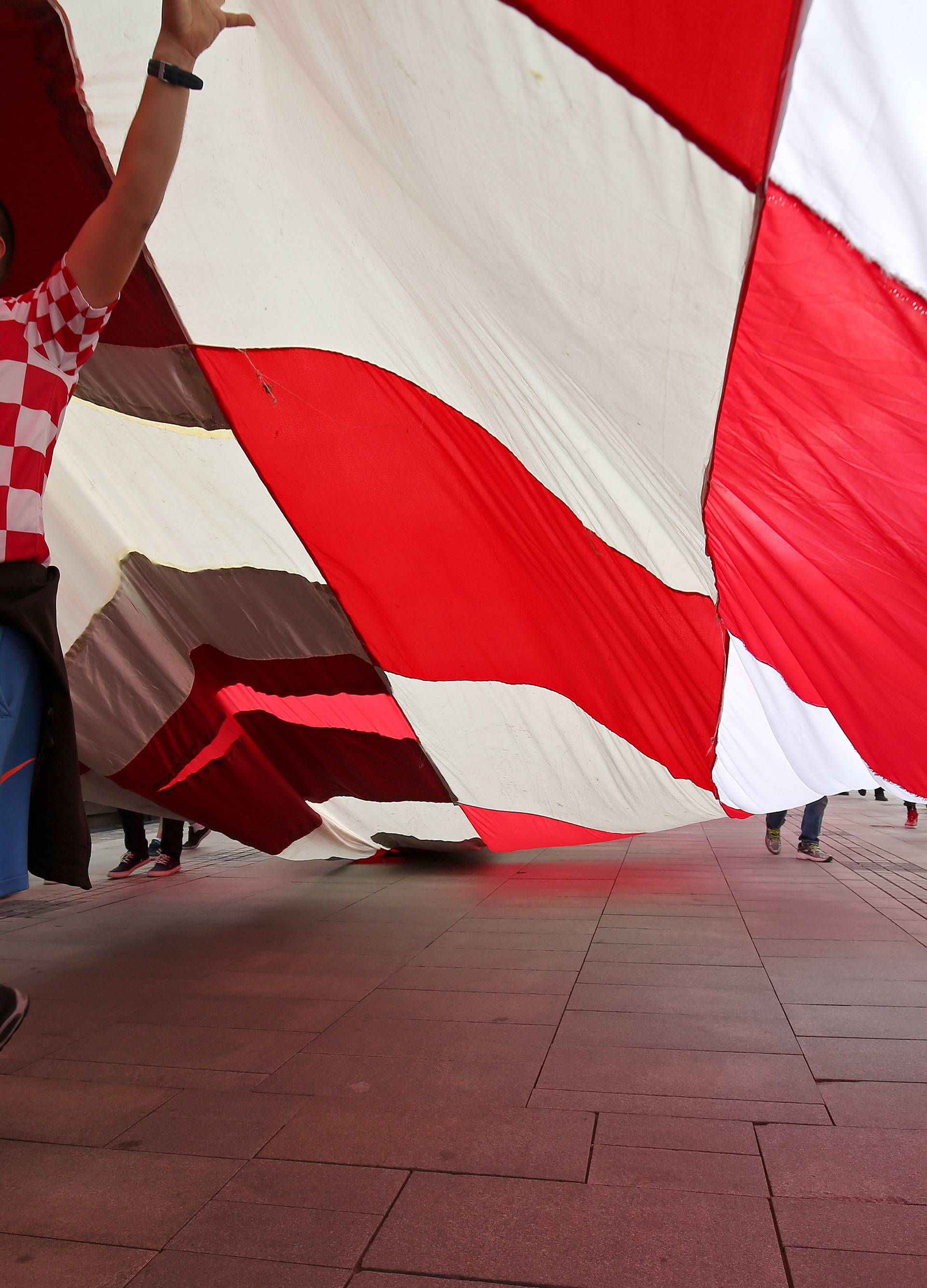 Divovska hrvatska zastava razvijena i u centru NiÅ¾nji Novgoroda