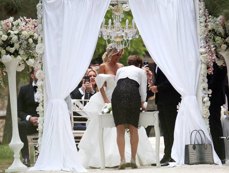 Udala se Maja: Majka ju pratila do Nenada, haljinu radio Mačak