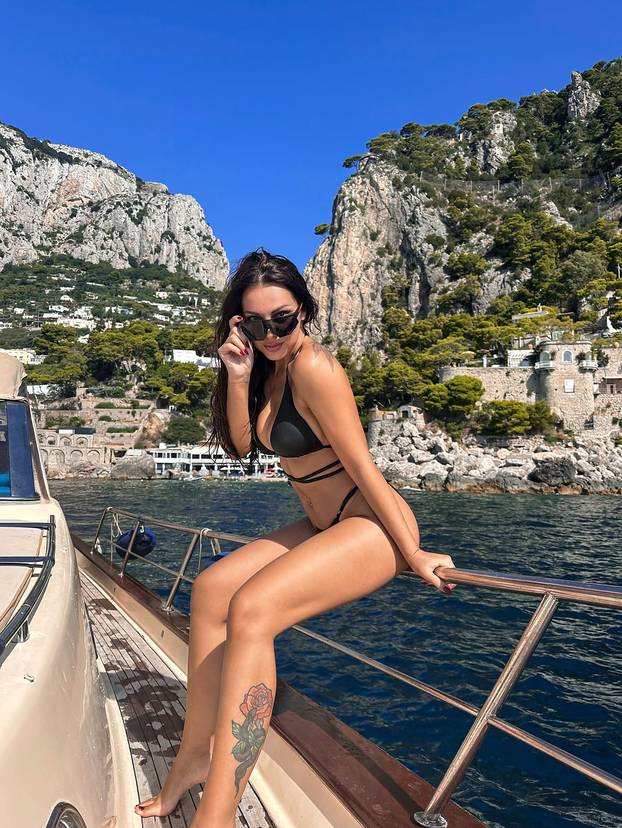 FOTO Mokra u minijaturnom bikiniju: Žanamari se ispružila na jahti pa mamila poglede