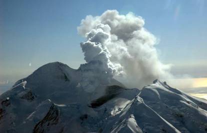 Vulkan s Aljaske danima izbacuje ubojiti sivi pepeo 