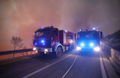 FOTO  Vatrogasci u paklu požara diljem Dalmacije: Herojski gasili cijelu noć, dolazili i iz Zagreba