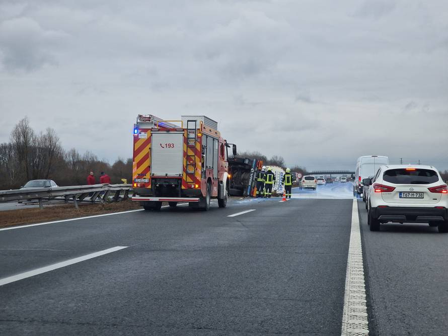 VIDEO Prevrnula se cisterna na A3: Izlila se smjesa za izradu guma, vozača prevezli u bolnicu