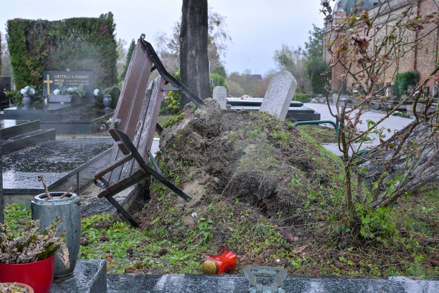 Pogledajte tu&zcaron;ne prizore s Mirogoja: Padala su stabla, o&scaron;te&cacute;eni su i mnogi grobovi