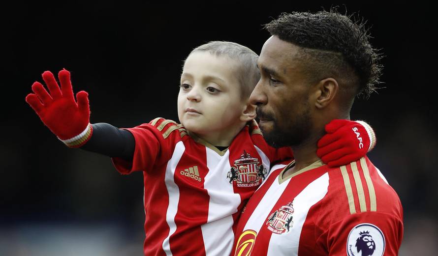 Sunderland's Jermain Defoe carries out young Sunderland fan Bradley Lowery before the match