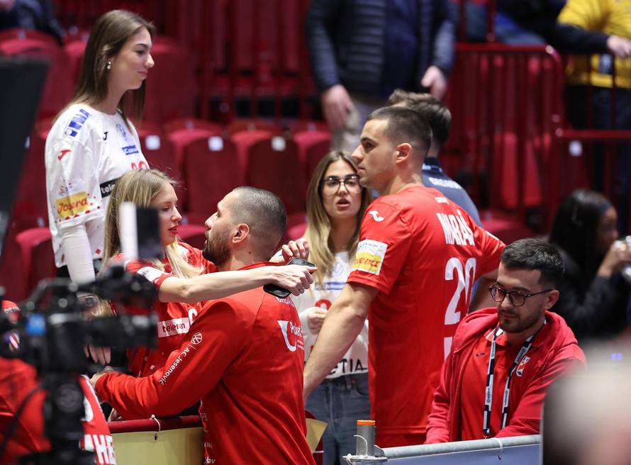 Malmo: Hrvatski rukometaši slave pobjedu u zagrljajima i poljupcima svojih najmilijih